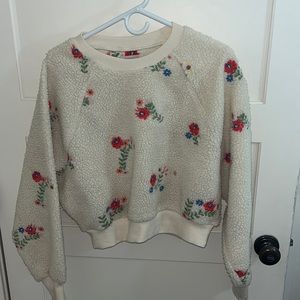 Wool sweater with embroidered flowers